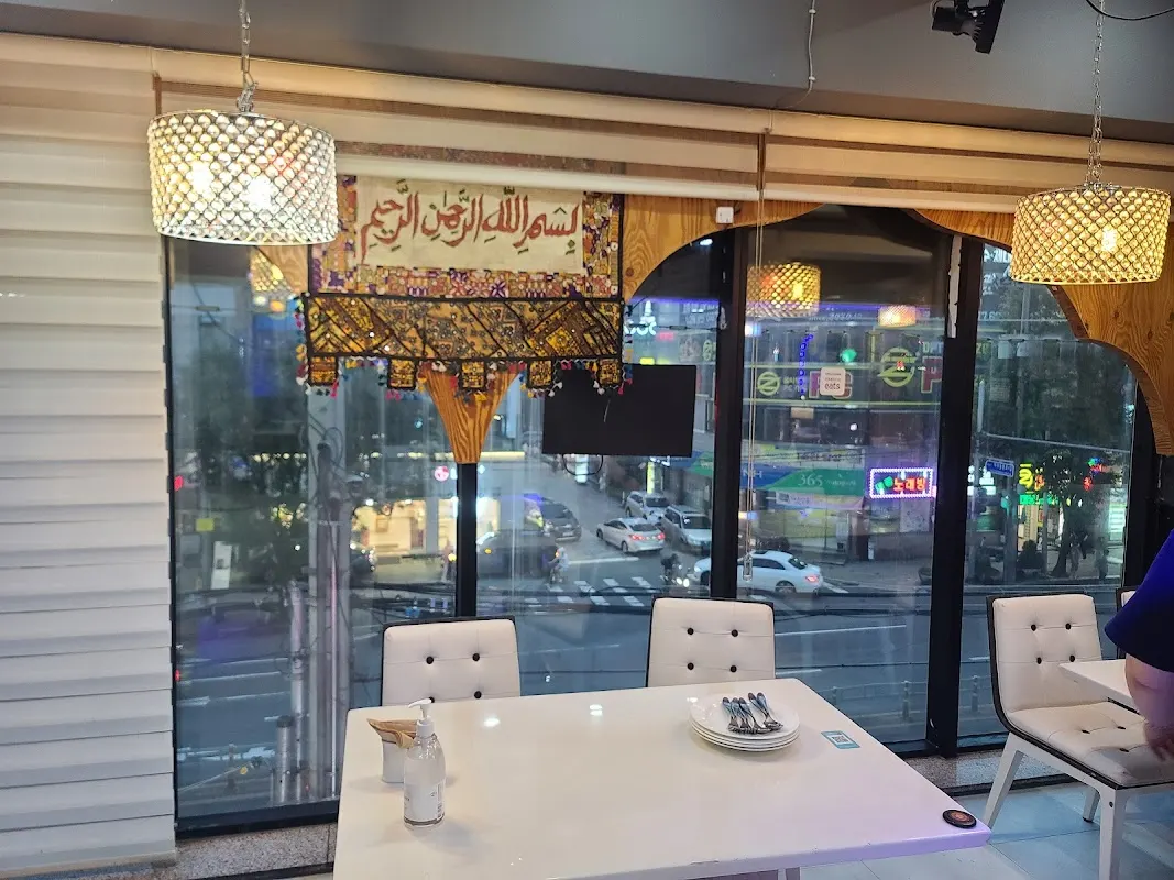New Saladin Halal Restaurant main