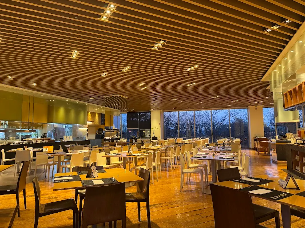 Rolling Hills: Blue Sapphire Restaurant main